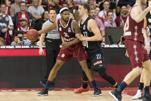 米兰扳回一球！特奥横传小禁区，约维奇抢点破门.